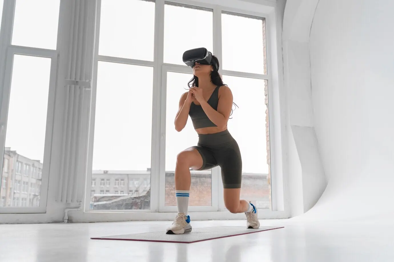 Ganzkörperaufnahme einer Frau, die mit aufgesetzter VR-Brille trainiert.