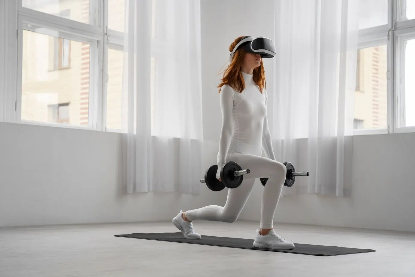 Ganzkörperaufnahme einer Frau beim Fitnesstraining mit VR-Brille.